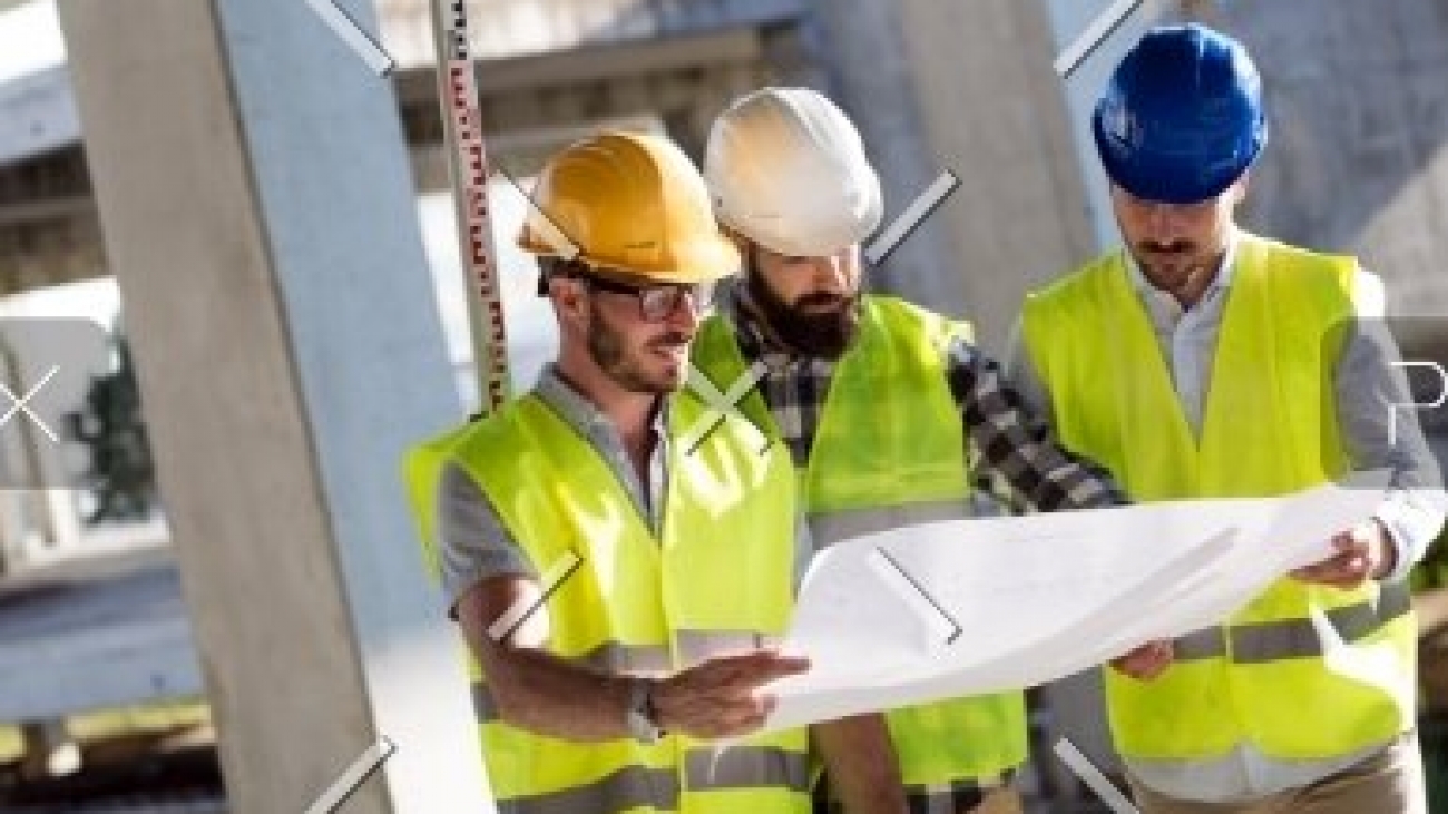 portrait-of-construction-engineers-working-on-QTY53UD-1